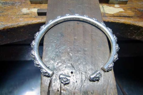 糸ノコで切断します。