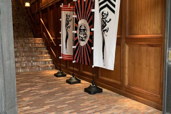 クロムハーツ大阪の店内にのぼりが立っています。