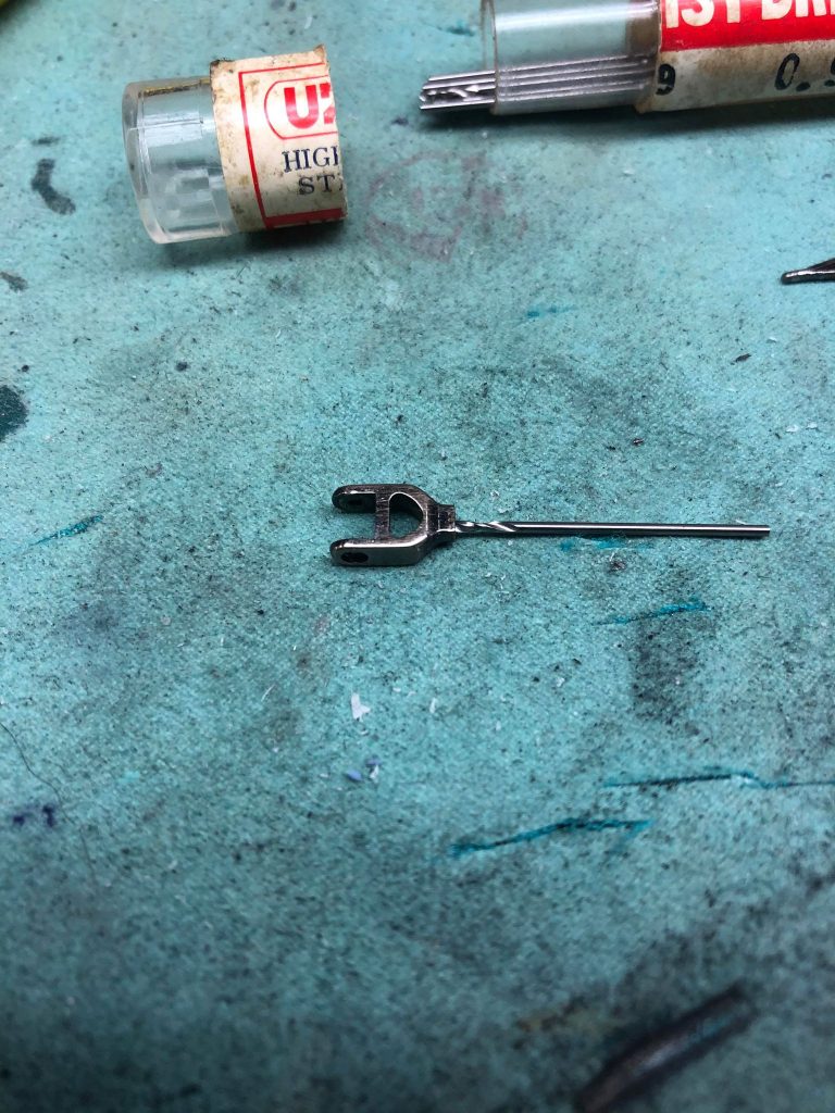 蝶番部品をドリルで穴空けします。