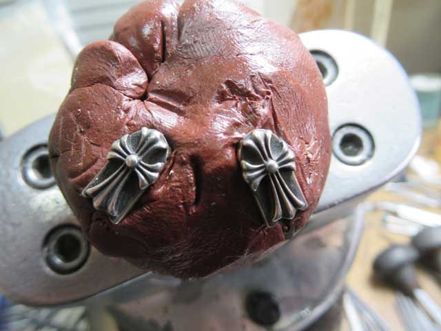 シルバーパーツを彫刻台に固定します。