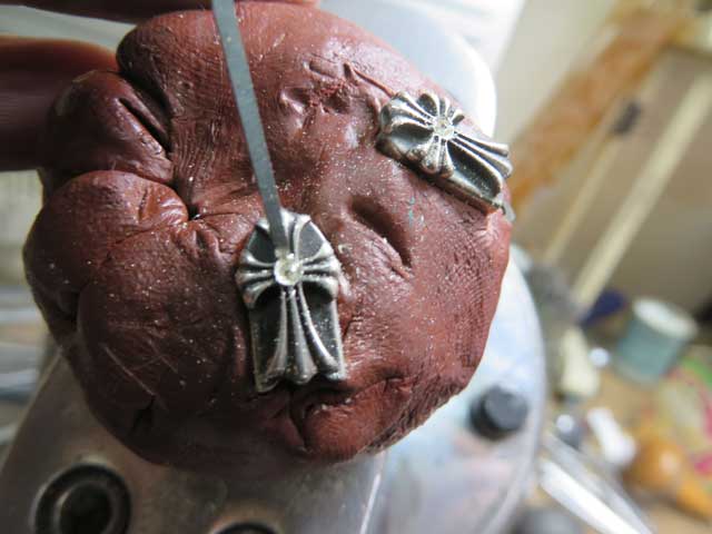 毛彫りタガネでバリを取ります