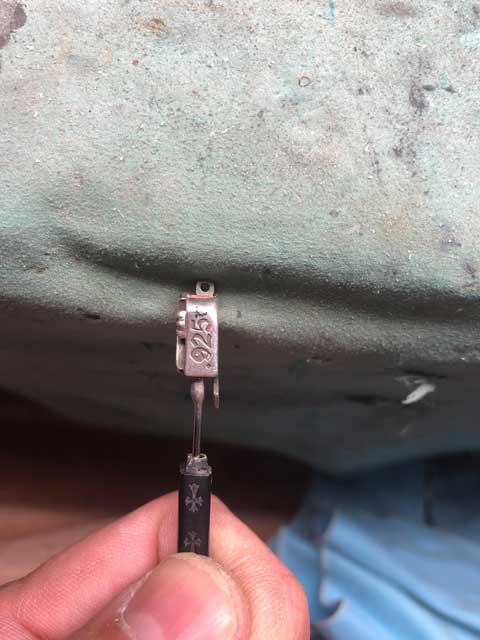 外した銀飾りとプラスチックテンプルとバネ蝶番芯を組み込みます。