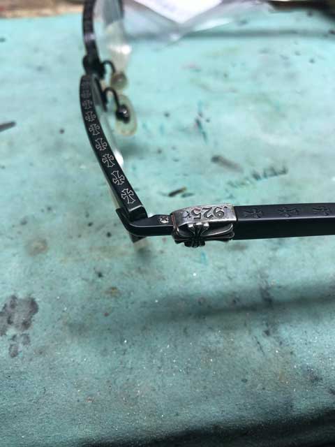 フロント枠とテンプルを組み込んで修理完了となりました。