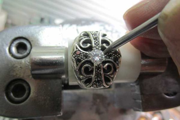 ダイヤを乗せてナナコタガネで固定します。