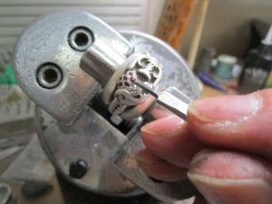 まず、ルビーを外します。