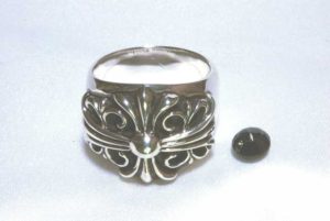 （左）カスタム前のキーパーリング（右）ブラックダイヤ