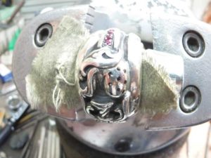 油性マジックで印を付けます