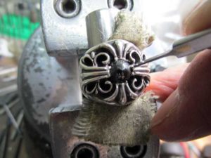 タガネで爪を起こします。