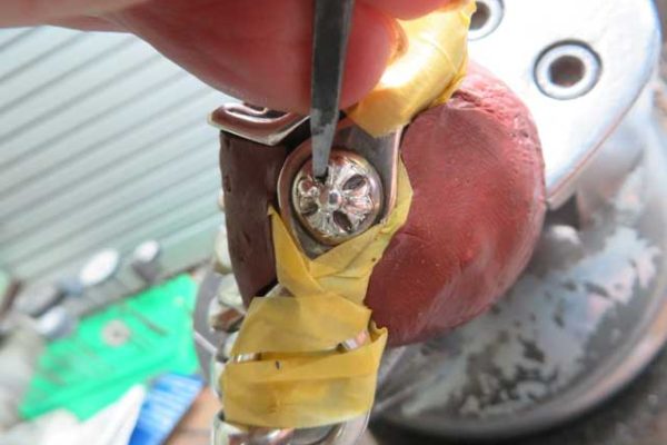 片切タガネでモチーフを修復します