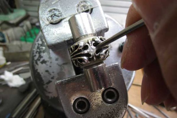 ダイヤを乗せてナナコタガネで固定します