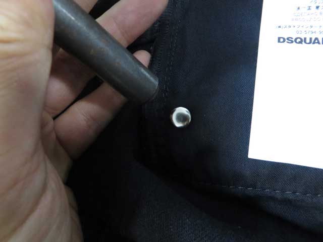 ポケット部分のリベットは、裏側からパーツをカシメて固定します。