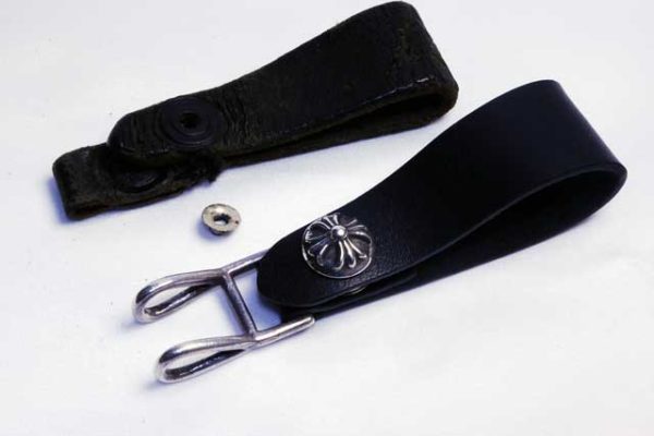 牛革でベルトを作ってパーツを取り付けます