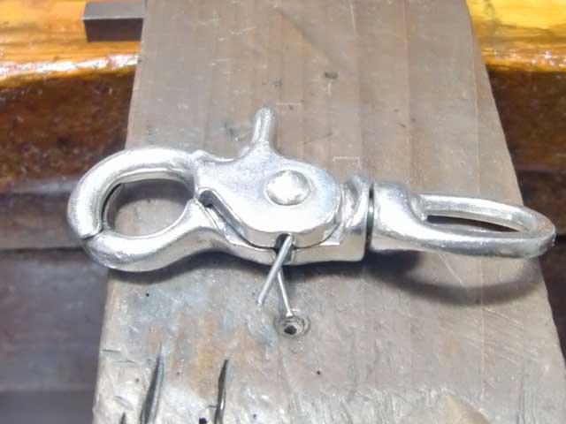 錆びにくい金属でバネを作って取り付けます