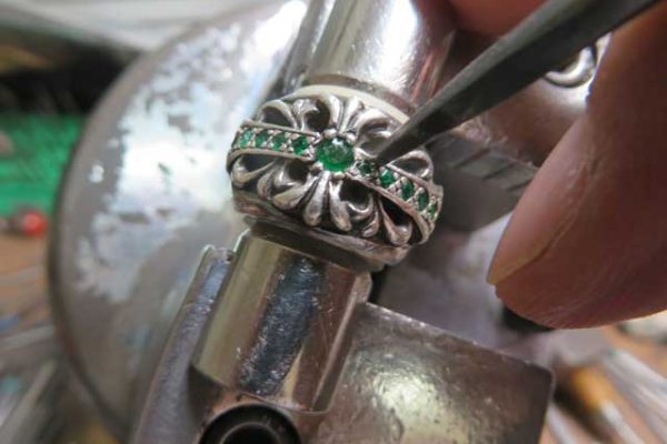 エメラルドをナナコタガネで固定します