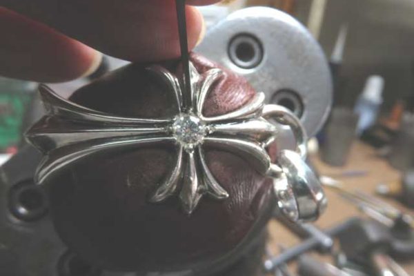 毛彫りタガネで爪を彫り起こします