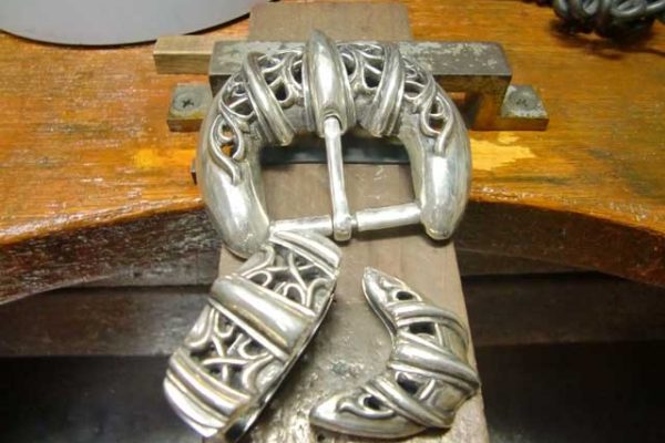 パーツをベルトから、外します