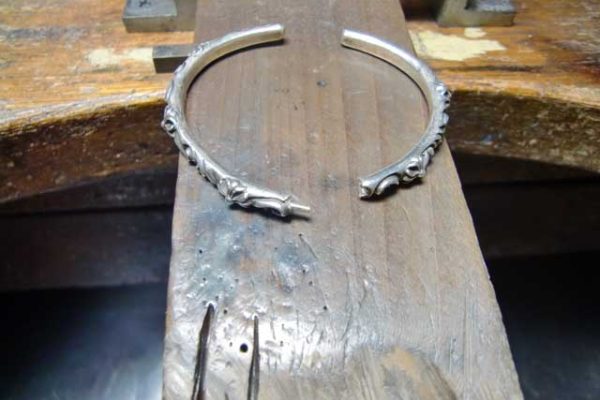 バングル修理中