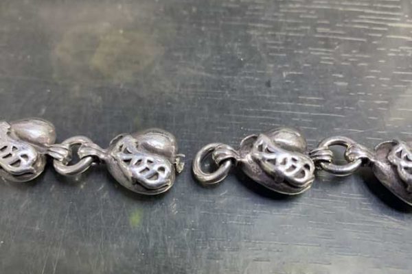 修理前のウォレットチェーンです