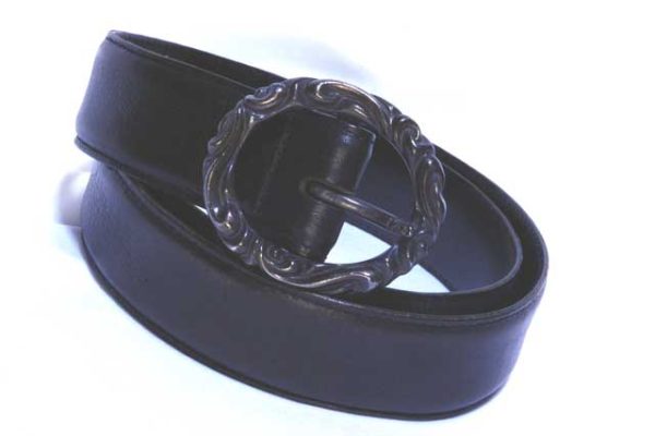 シルバーバックルが真っ黒です。