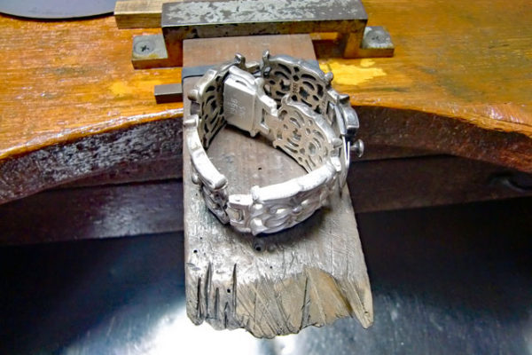 パーツをロウ付けします