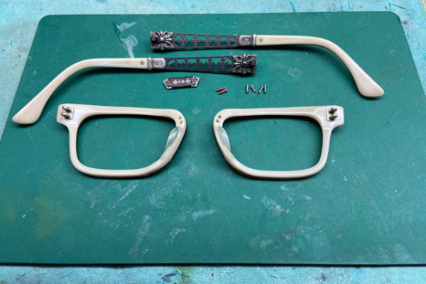 プラスチック部品と金属部品を全て分解します。