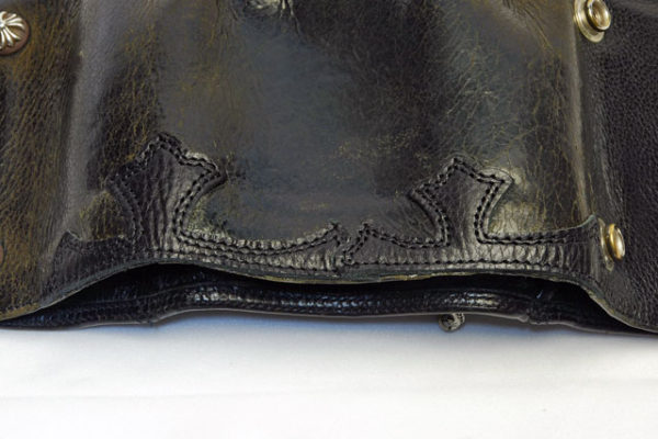 クロスパッチを縫い付けます