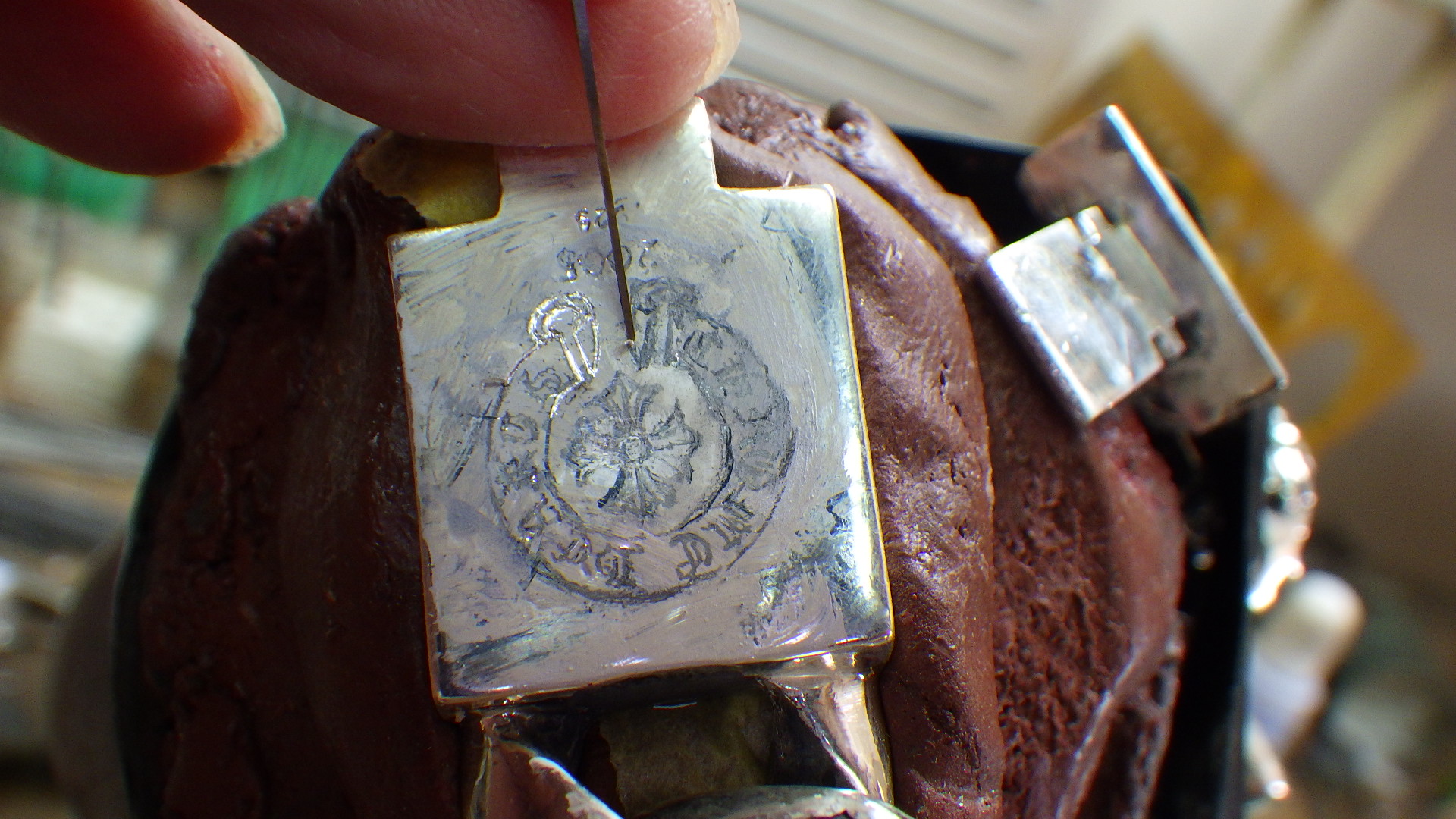 毛彫りタガネで彫刻中