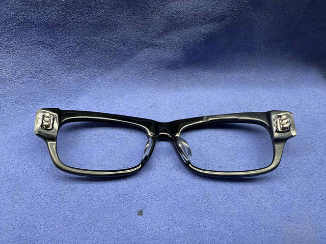 鼻パットが欧米人向けの低いパットでしたのでアジアン鼻パットに貼り替えました。