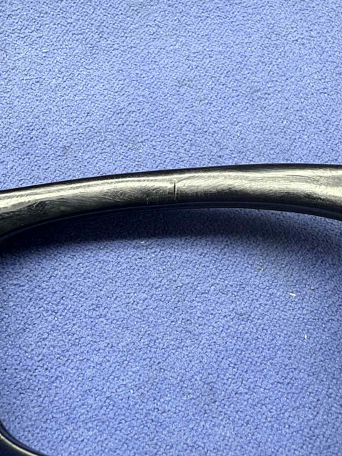 リムに亀裂が生じております