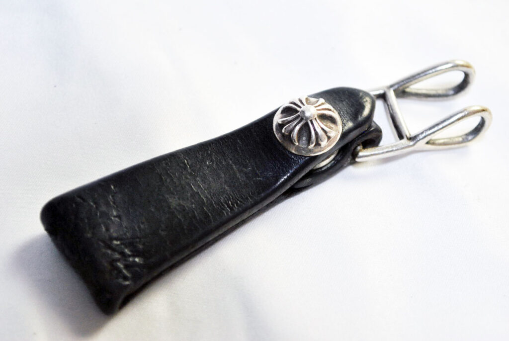 革の部分に犬に噛まれた跡が・・・