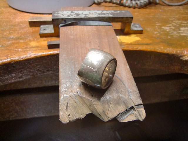 モチーフの反対側を糸ノコで切断します。