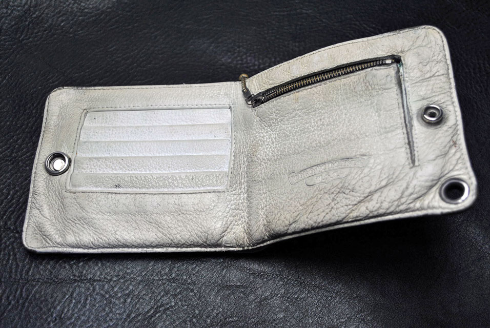 クロムハーツ 白財布 染め直し前 裏面の汚れ