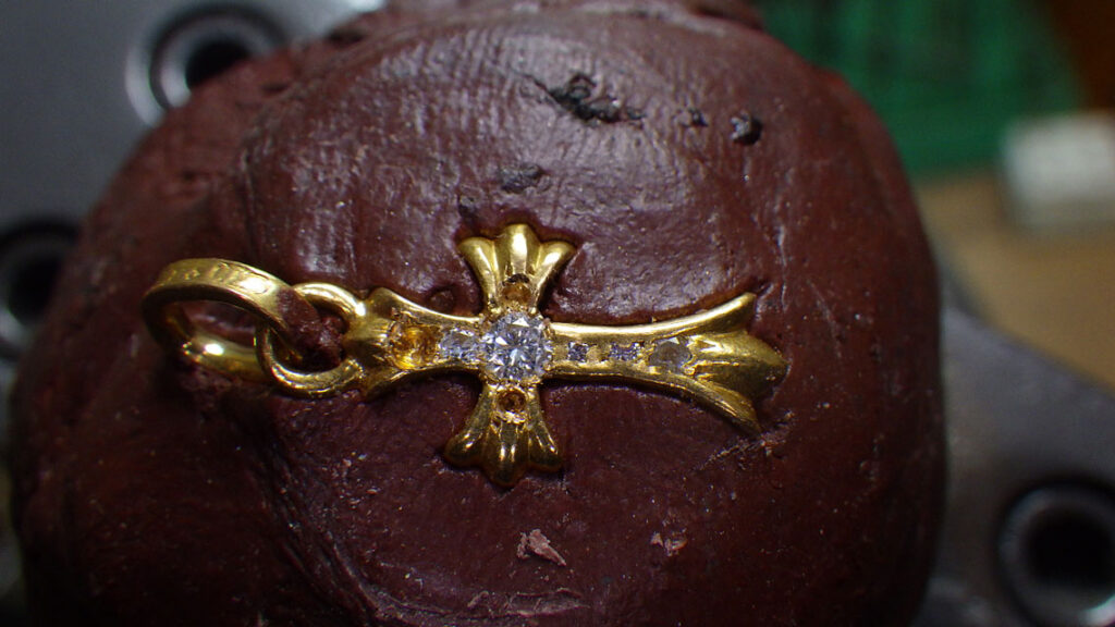 留めた石を外すのは指の力が必要なので大変です