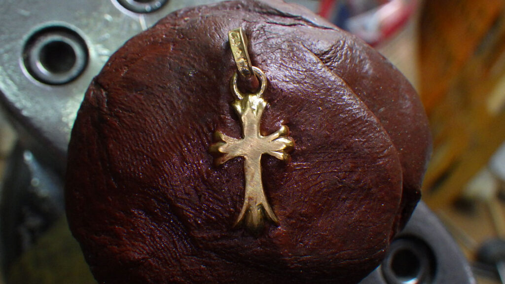 表面にヤスリをかけて、平にします。