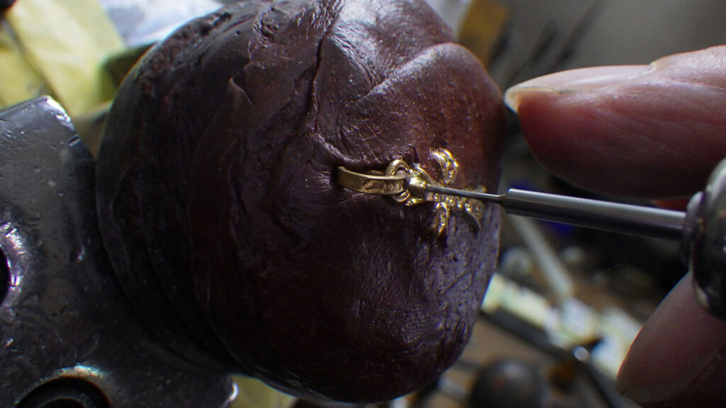 細目のドリルで下穴を開けます