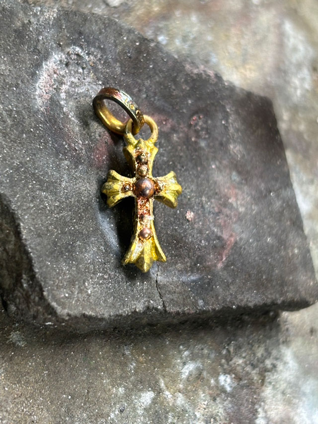 シャカ玉にした22K地金を差し込んで金ロウを流します。