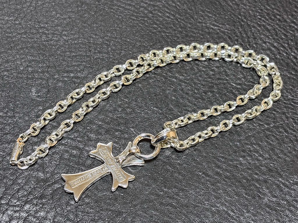 シルバーに戻したクロムハーツ CHクロスペンダントの裏側（作業後）