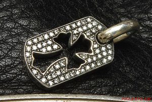 クロムハーツ、カットアウトクロスドッグタグ（タイニー）に、 一般クラス（Iクラリティ）を65石、 トータル 0.227カラットのダイヤモンドをセッティングしました。