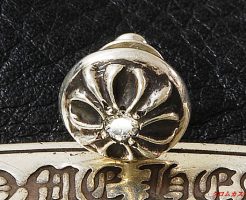 クロスボールスタッドピアス（シルバー）のセンターにダイヤモンドを１石カスタムしました。