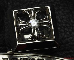 クロムハーツ　レターブロックリングCHプラスのセンターに ダイヤモンド（中級クラスSIクラリティ）を1石カスタムしました。