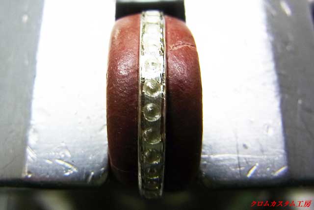 下穴を開けて、ブラックダイヤと同じ直径のドリルで同じ深さに削ります。