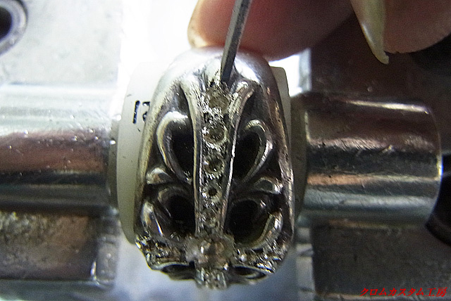ダイヤをセットする前に、タガネで爪になる部分を彫っておきます。