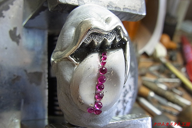 舌の中心線にルビーを裏返しにしてのせてみます。