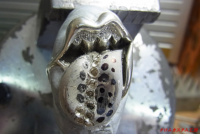 宝石と同じ直径のドリルで石合わせをします。