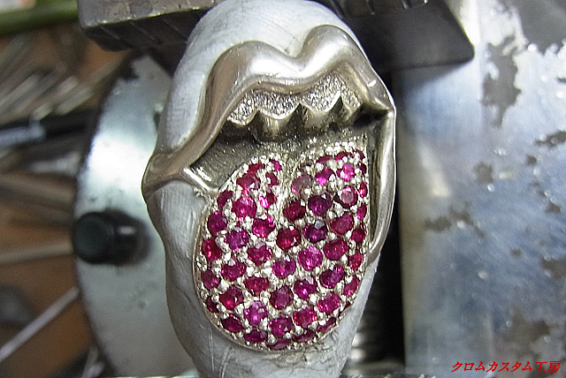 完成しました。彫刻台から取り外し、イブシを入れて完成です。