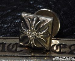 クロムハーツのピラミッドプラス　スタッドピアスにダイヤモンドを1石カスタムしました。