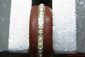 ダイヤを同じ直径のドリルで石合わせをします。