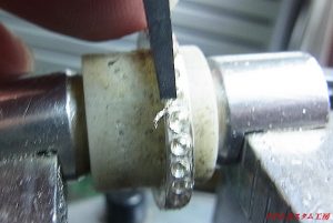 毛彫りタガネで両サイドを枠取りします。