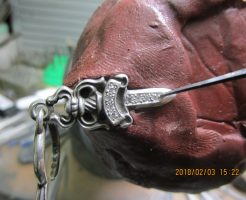 毛彫りタガネで爪を起こします。