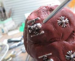 下穴を開けています